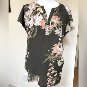LOFT Floral top size XS (feels like a 6) flutter/cap sleeve Perfect condition